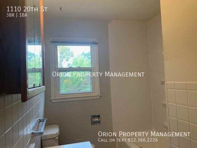 1110 W 20th St - Photo 4 of 9