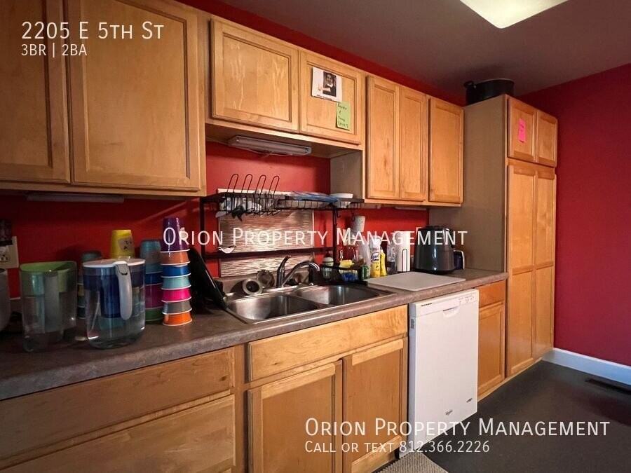 2205 E 5th St - Photo 5 of 13