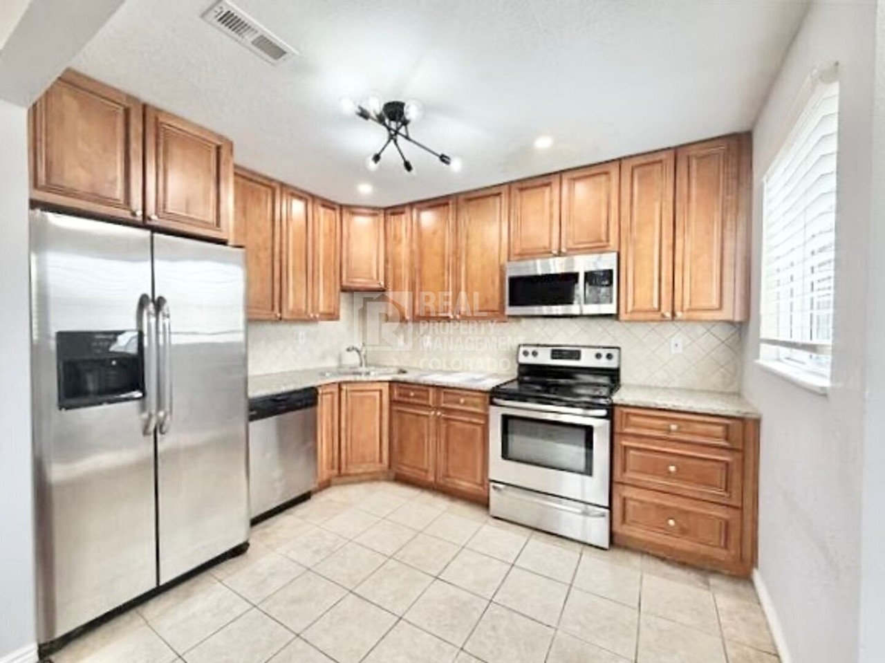 1037 Wheeling St - Photo 2 of 15