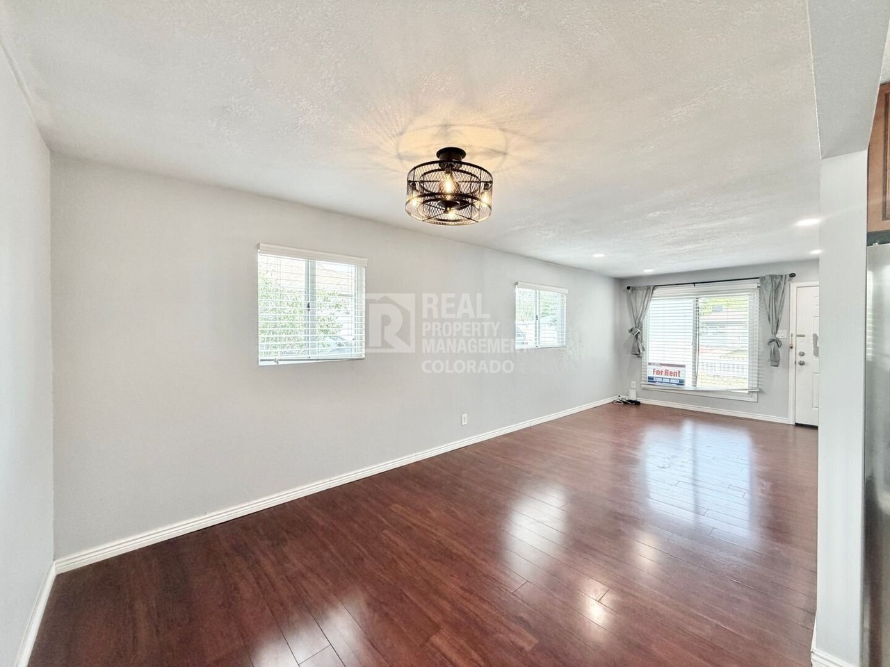 1037 Wheeling St - Photo 4 of 15