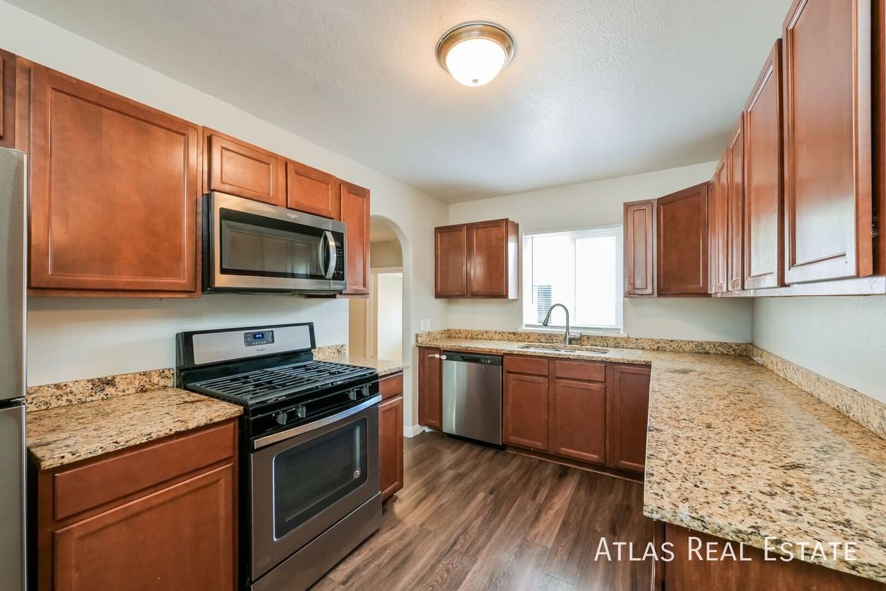 1140 Emporia St - Photo 2 of 24