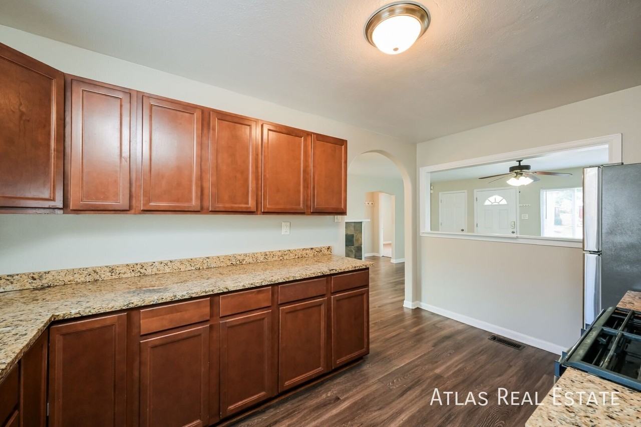 1140 Emporia St - Photo 3 of 24