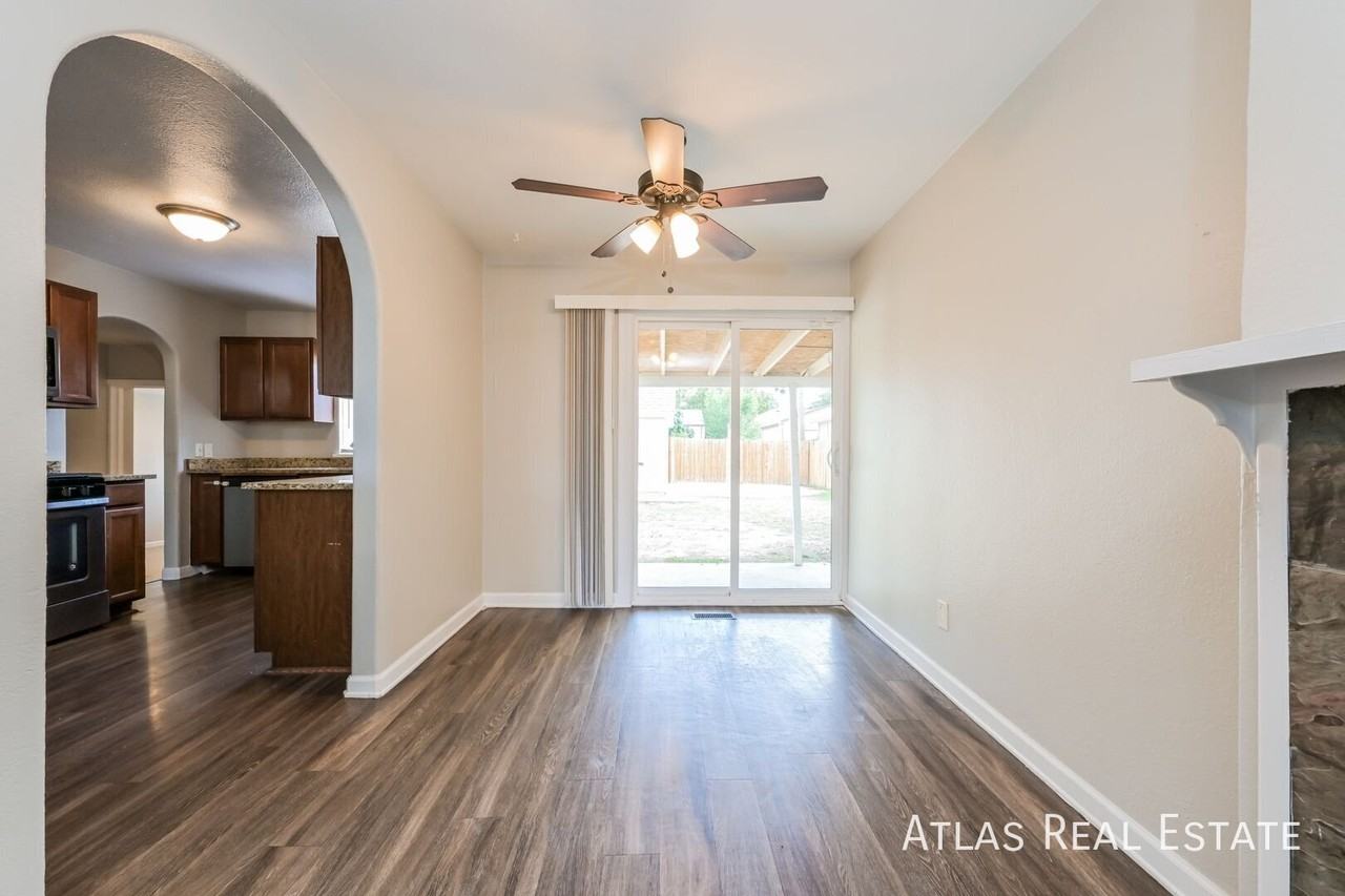 1140 Emporia St - Photo 4 of 24