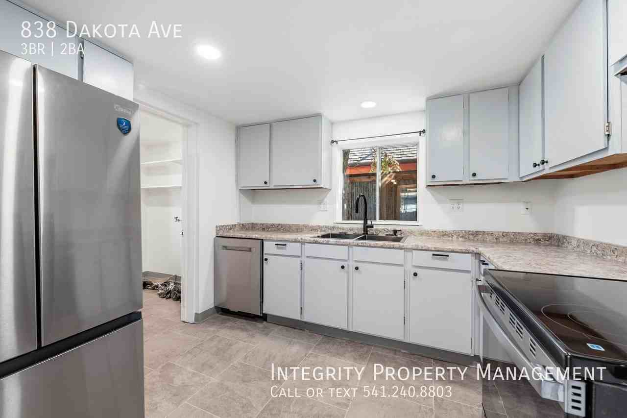 838 Dakota Ave - Photo 4 of 15