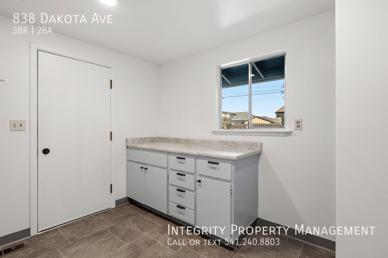 838 Dakota Ave - Photo 5 of 15