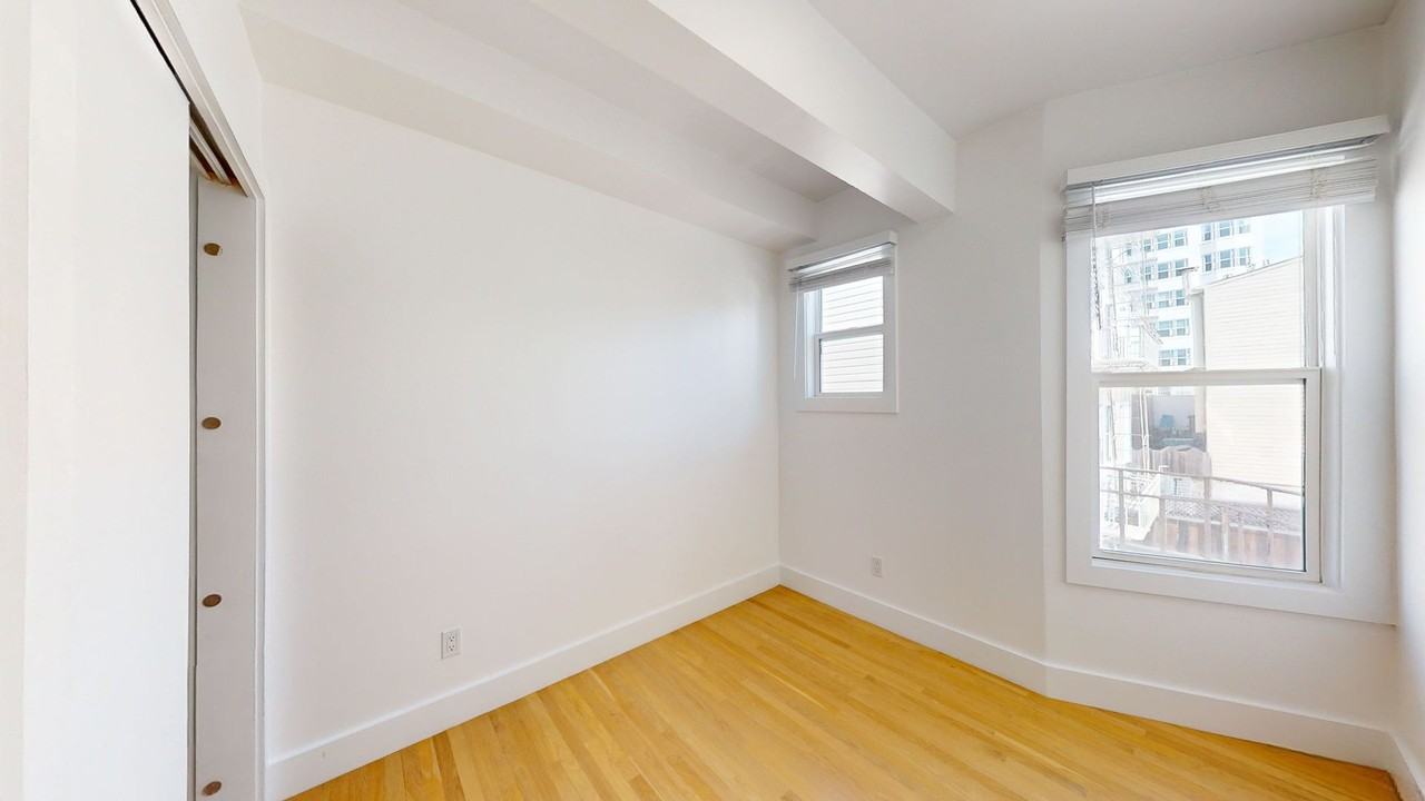 2942 Franklin St #4 - Photo 7 of 24