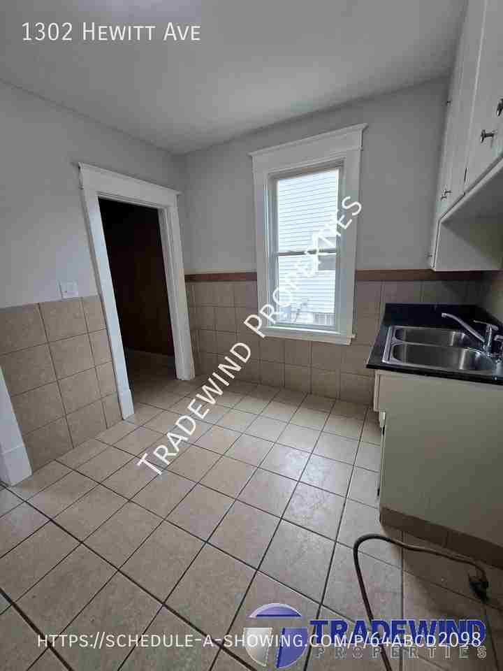 1302 Hewitt Ave - Photo 2 of 23