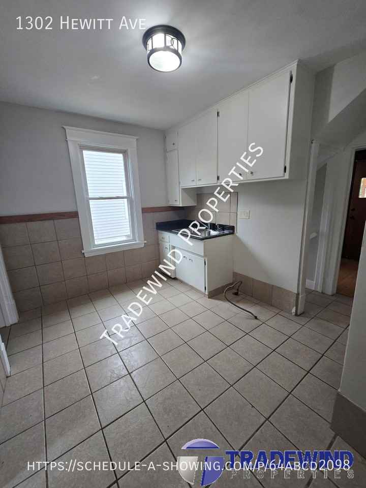 1302 Hewitt Ave - Photo 3 of 23