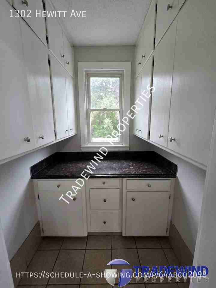 1302 Hewitt Ave - Photo 4 of 23
