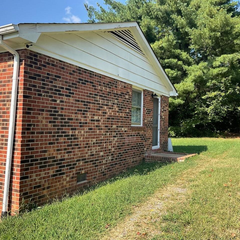 2835 Shrum St - Photo 3 of 18