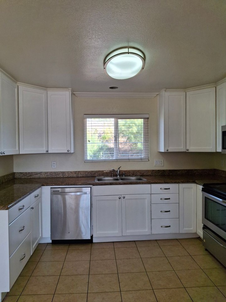 1440 Oakdale Ave #18 - Photo 4 of 11