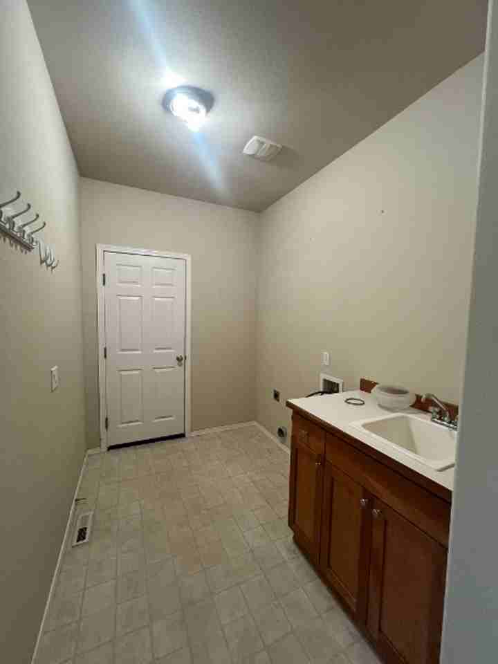 2600 Farmer Ln Se - Photo 3 of 7