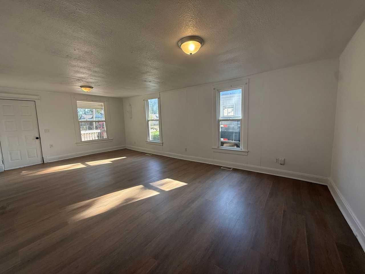 1926 W Chestnut St - Photo 2 of 11