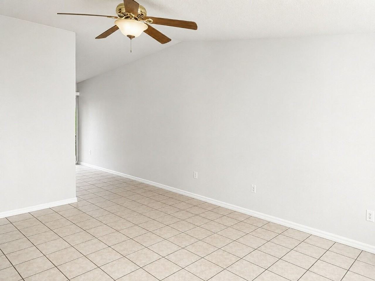 1406B Crystal Ct - Photo 3 of 7