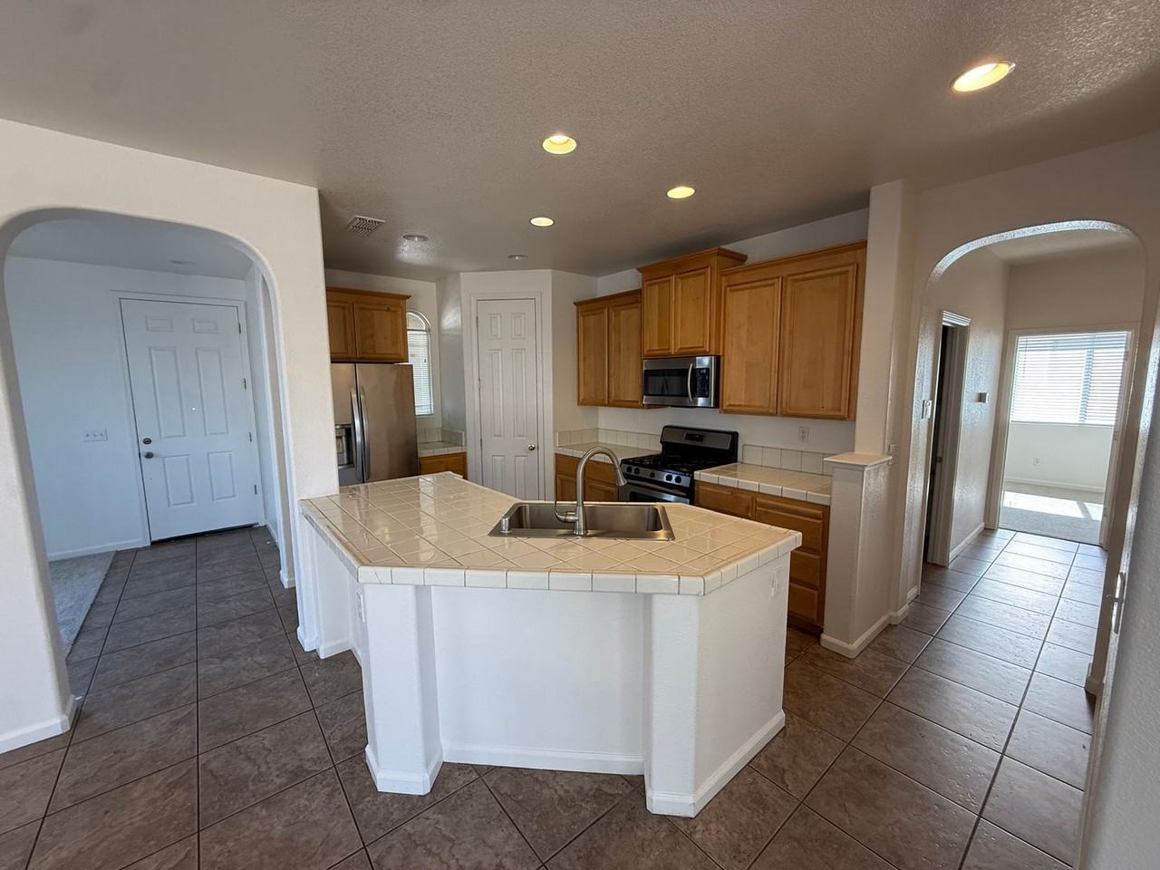 10136 Waterfield Dr - Photo 5 of 15