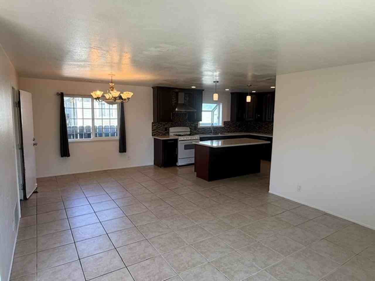 1712 14th St - Photo 4 of 36