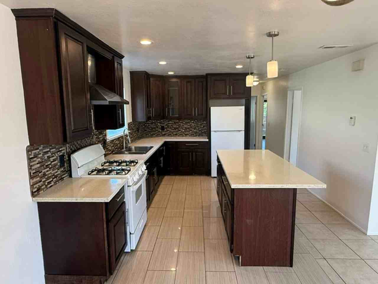 1712 14th St - Photo 5 of 36
