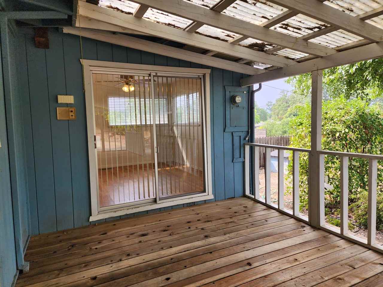 1412 Mistletoe Ln - Photo 3 of 36