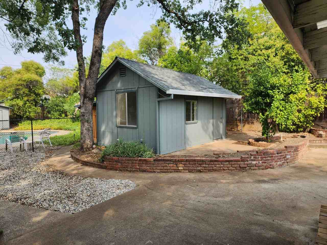 1412 Mistletoe Ln - Photo 5 of 36