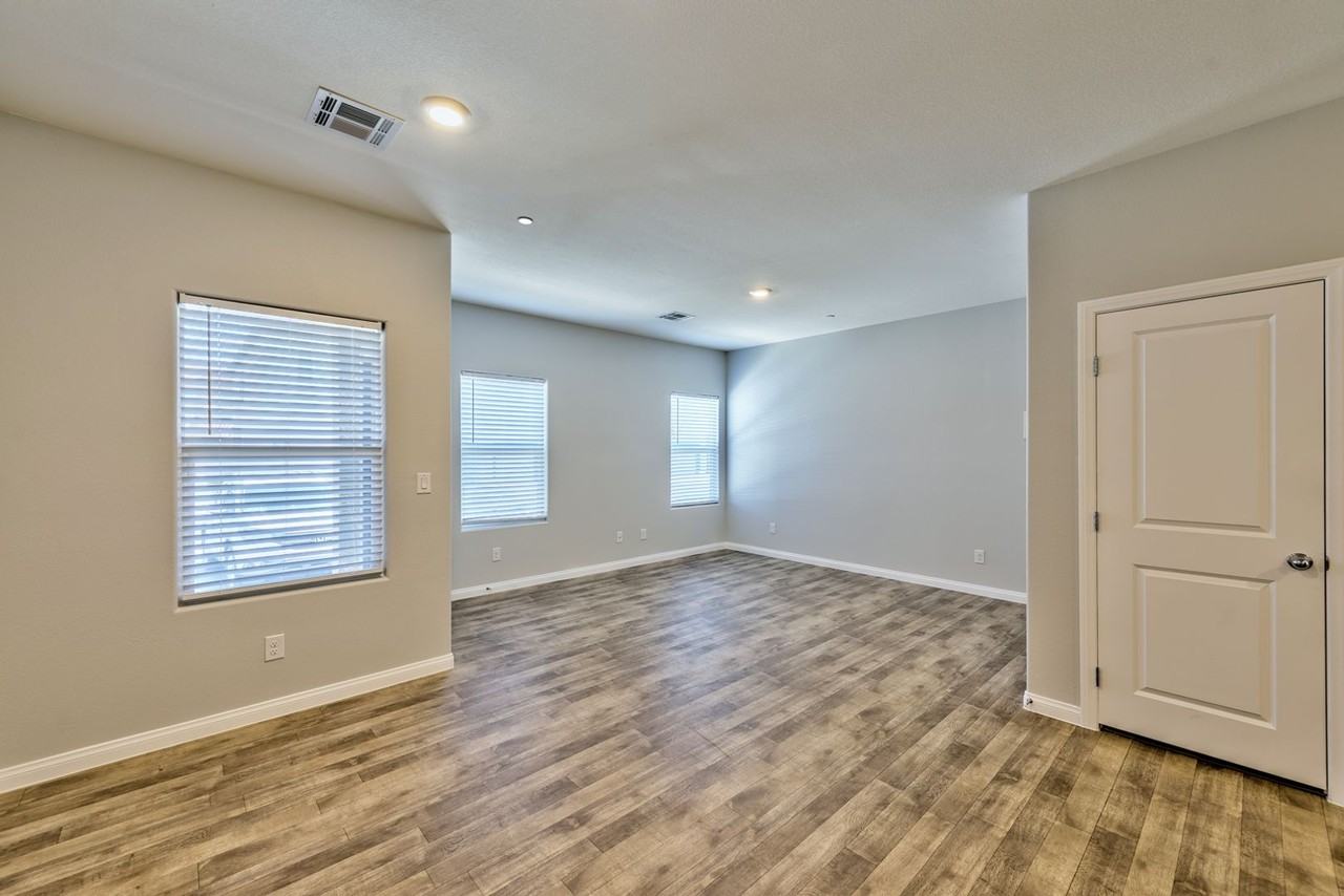 4118 Venus Falls Ave - Photo 4 of 15