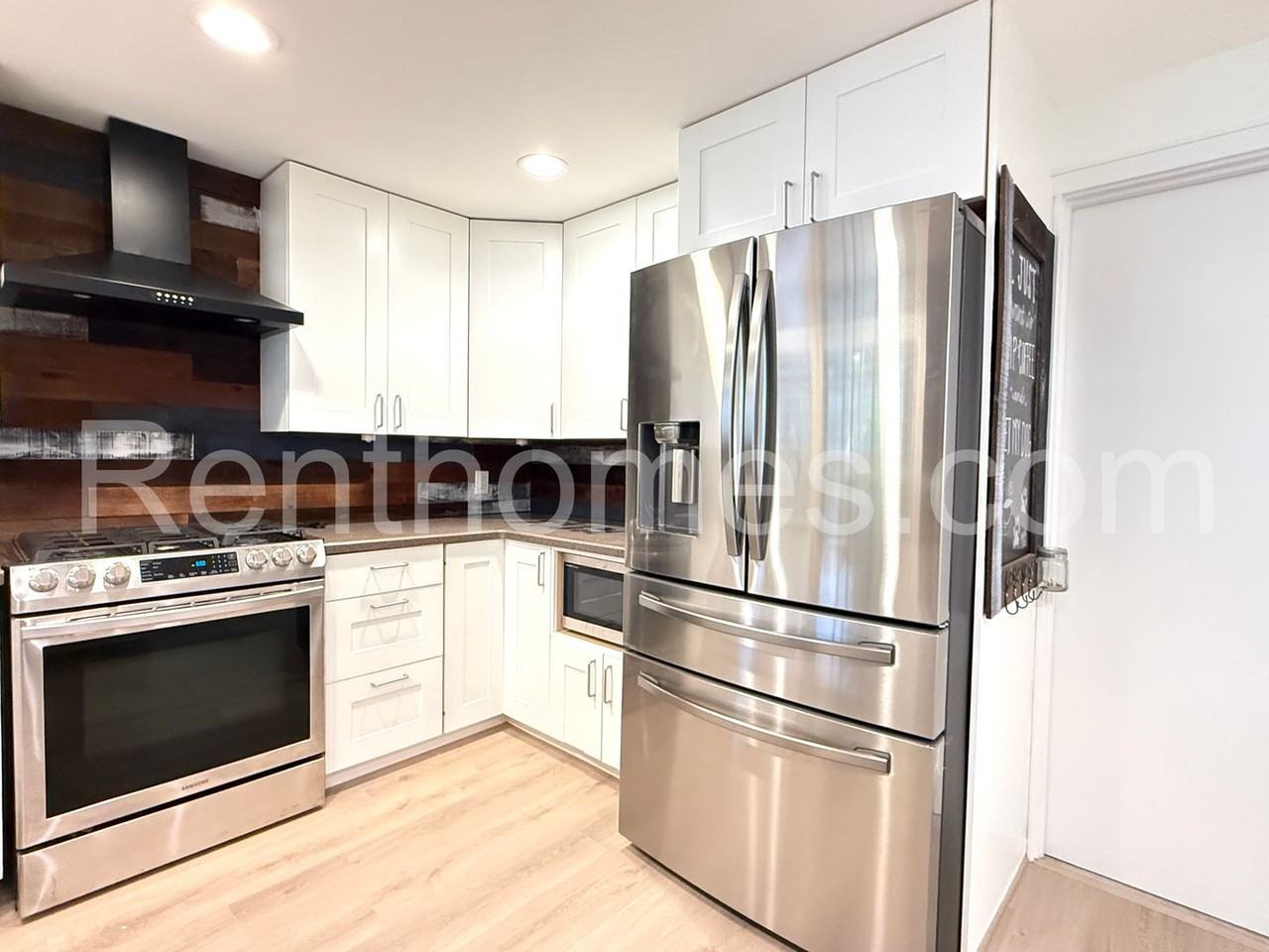 13710 Utopia Rd - Photo 5 of 32