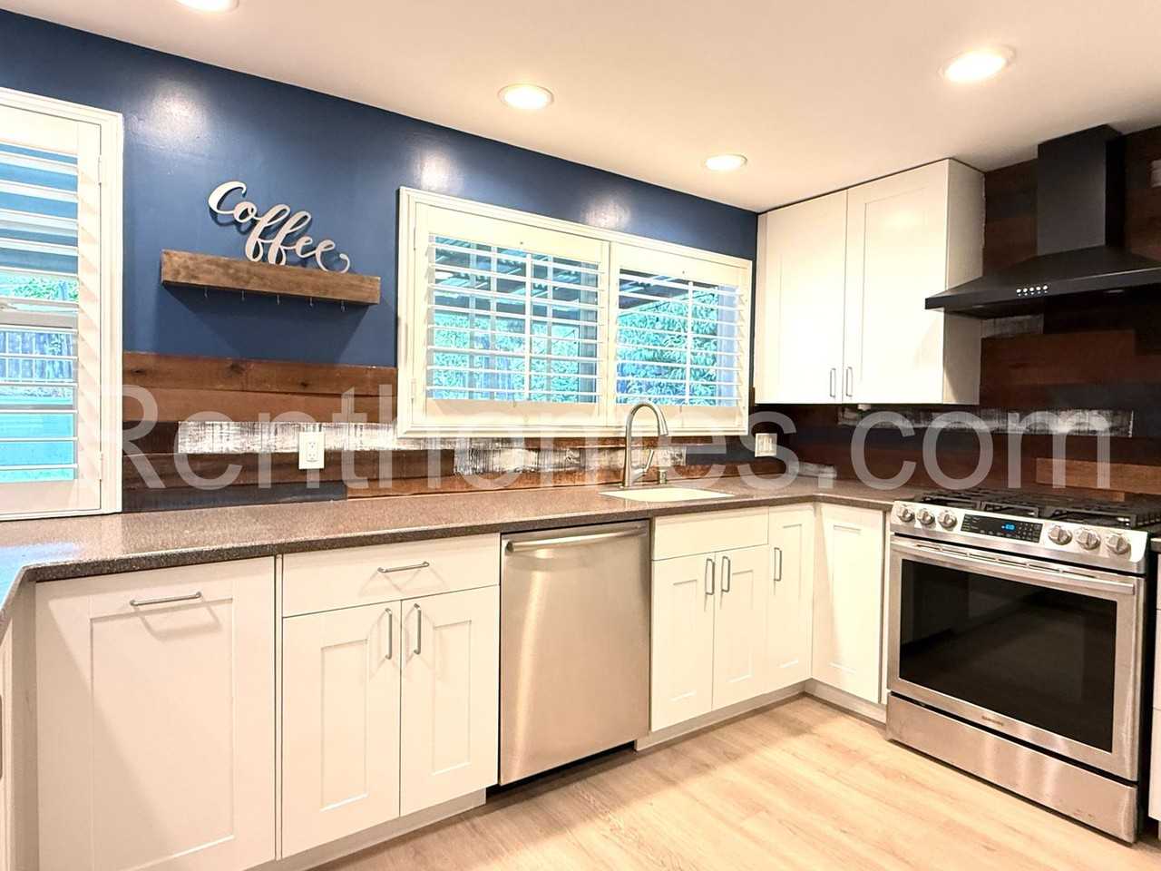 13710 Utopia Rd - Photo 6 of 32