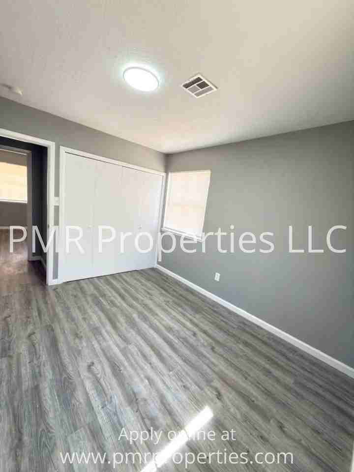 5425 Nw Kinyon Ave - Photo 5 of 11