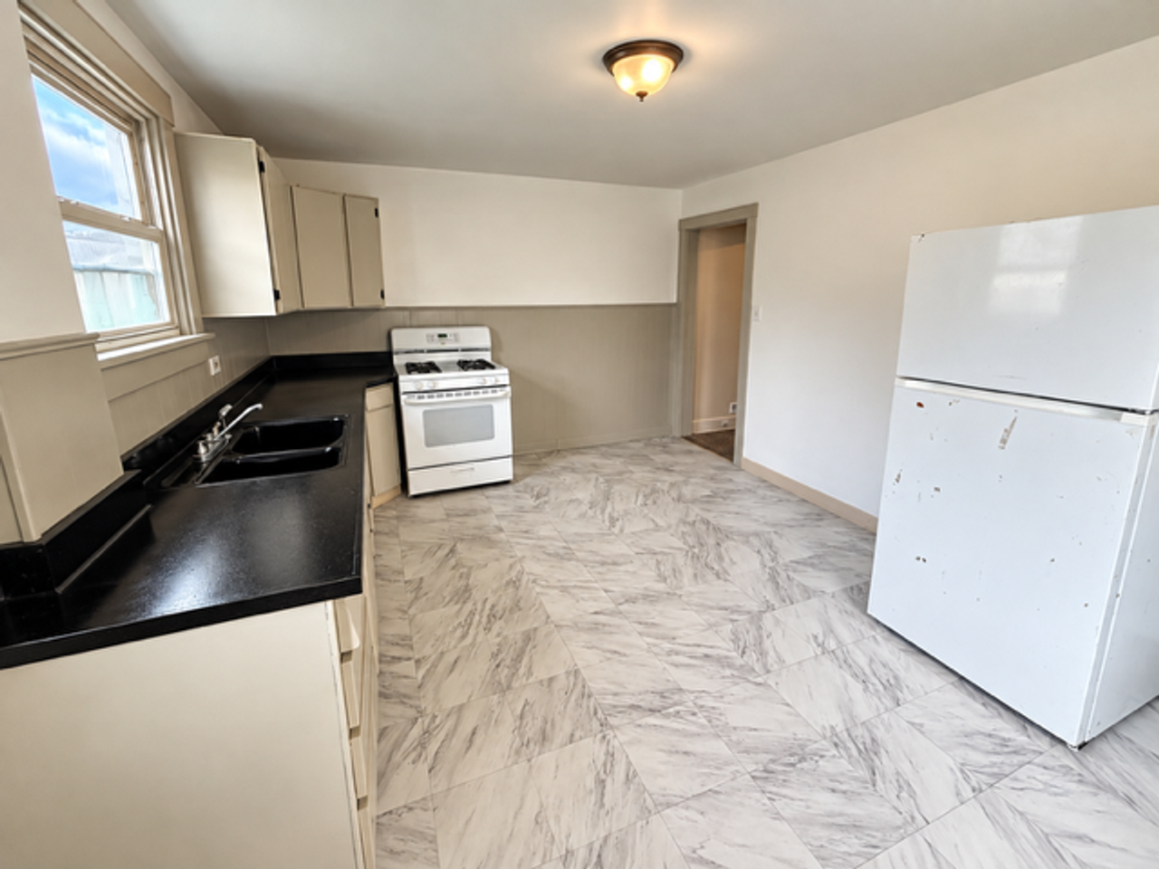 616 Farnsworth Ave - Photo 2 of 8
