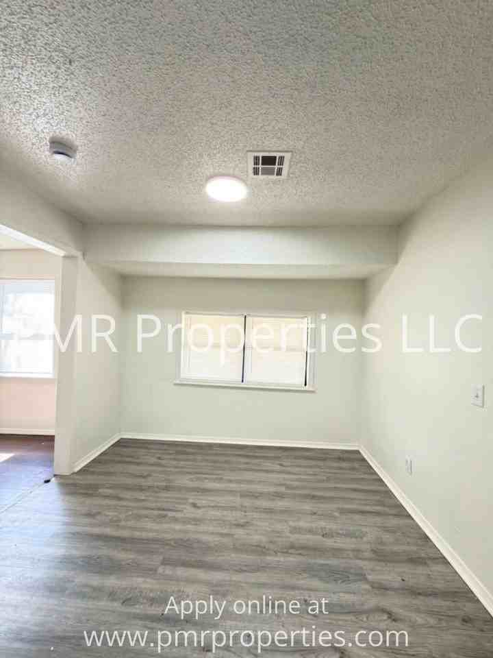 1411 Nw Hoover Ave - Photo 2 of 8