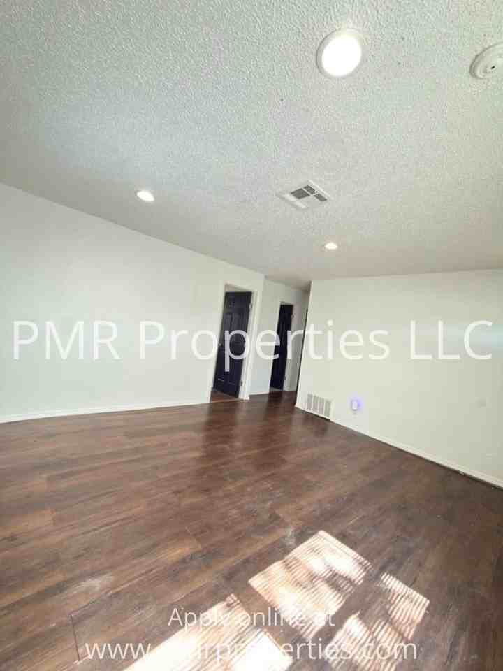 1411 Nw Hoover Ave - Photo 3 of 8