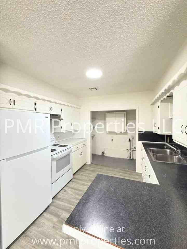 1411 Nw Hoover Ave - Photo 4 of 8