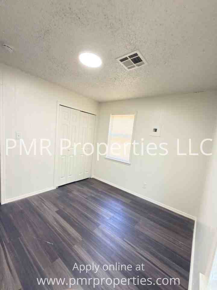 1411 Nw Hoover Ave - Photo 5 of 8