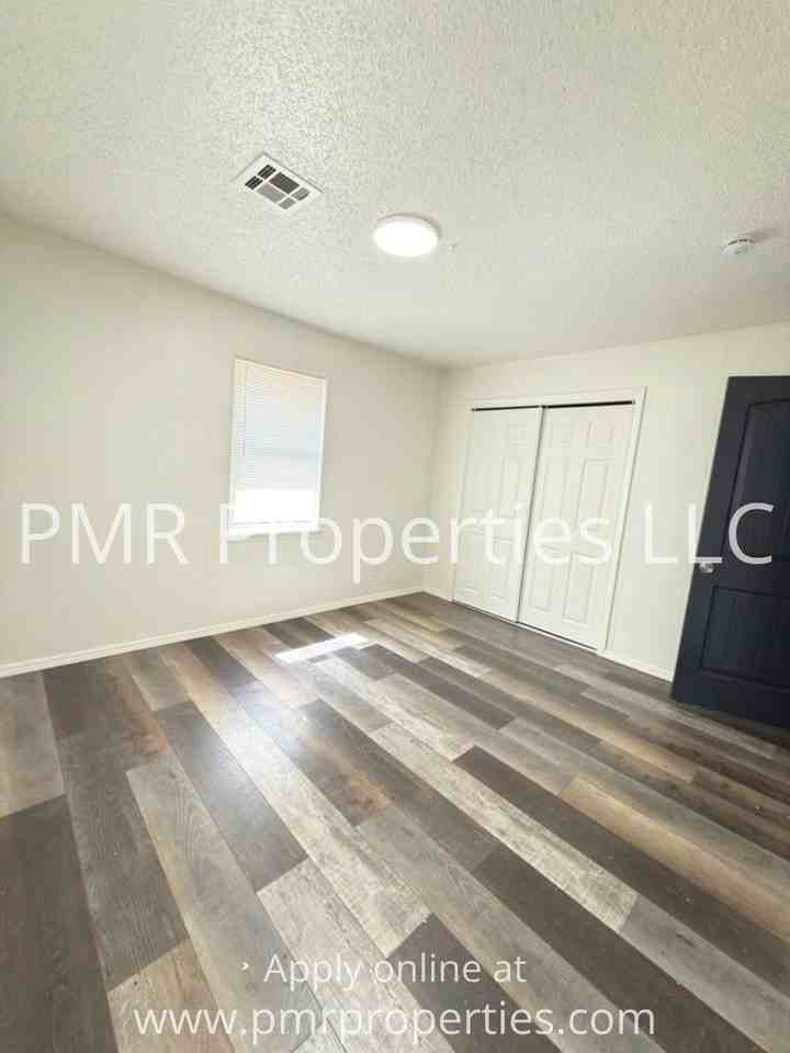 1411 Nw Hoover Ave - Photo 6 of 8