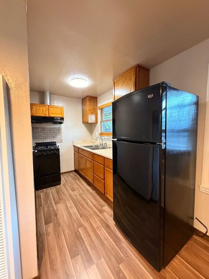 660 Maple St - Photo 4 of 6