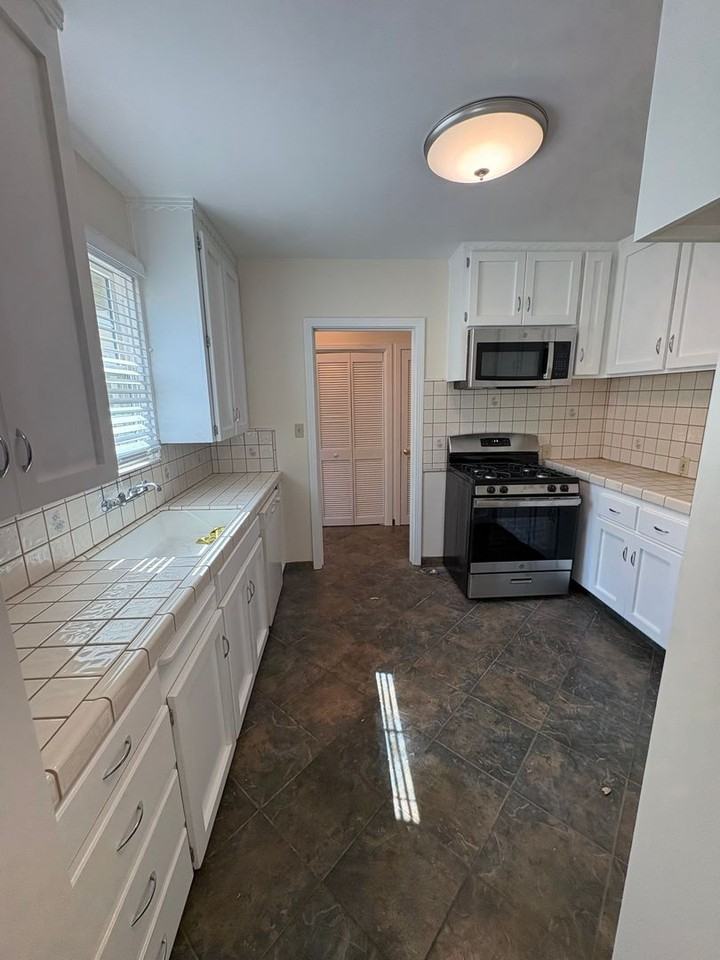 556 5th Ave - Photo 7 of 25