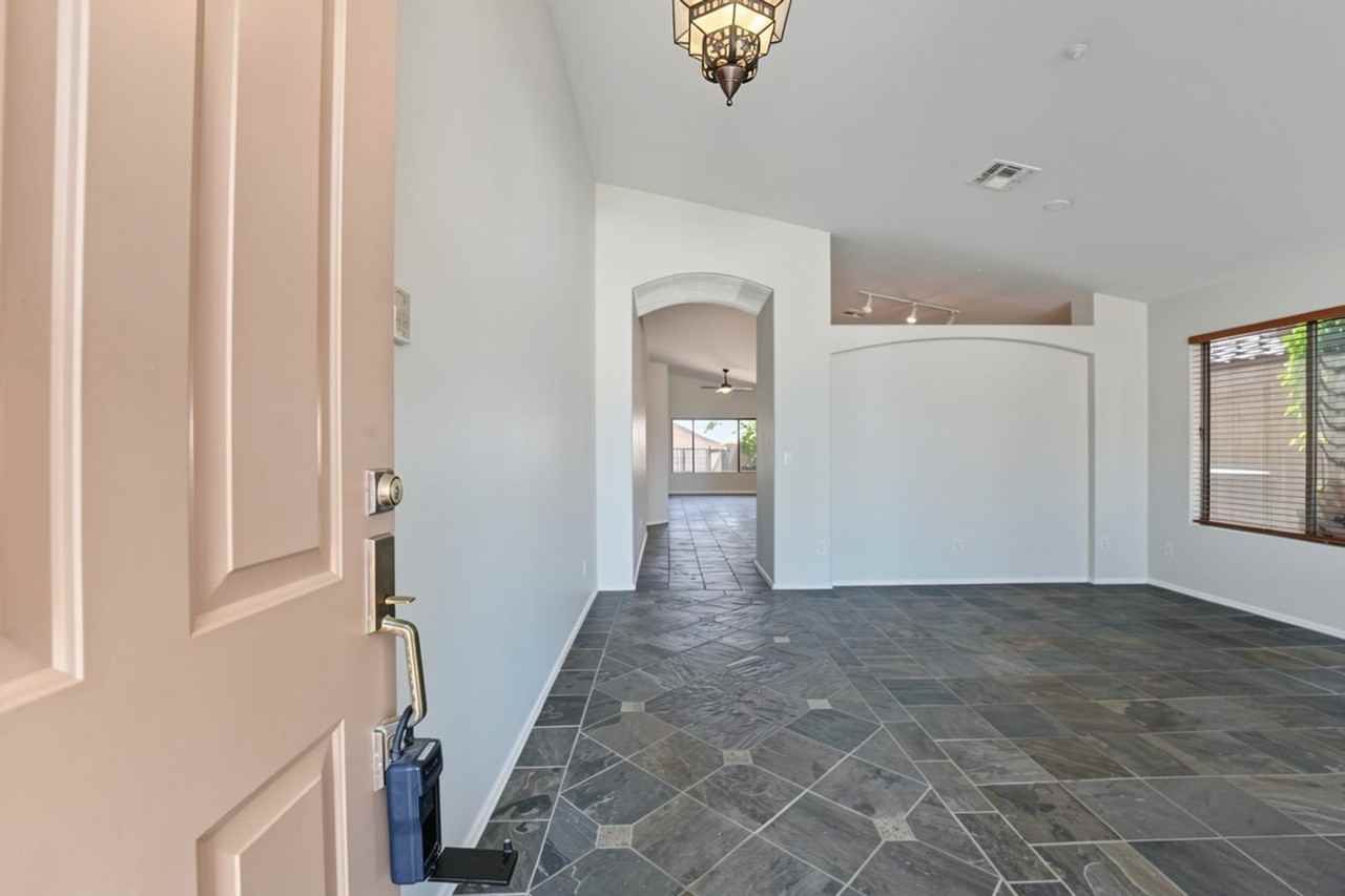 10279 E Hillery Dr - Photo 4 of 43