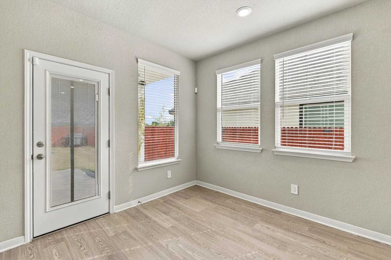 943 Earp Blvd - Photo 6 of 24