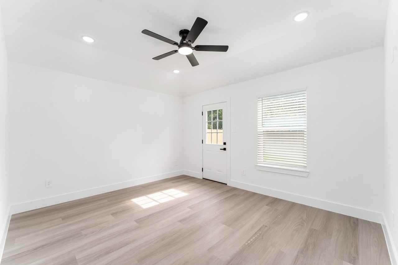 9406 Sandra St - Photo 7 of 17