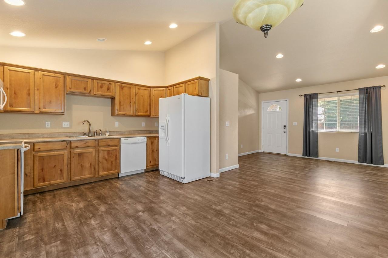 2235 Sopris Cir - Photo 4 of 25