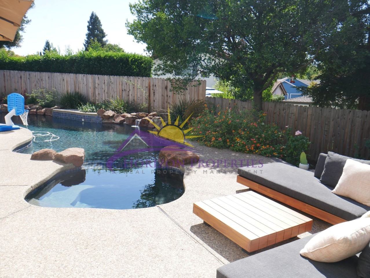 1704 Summerhill Ct - Photo 4 of 41