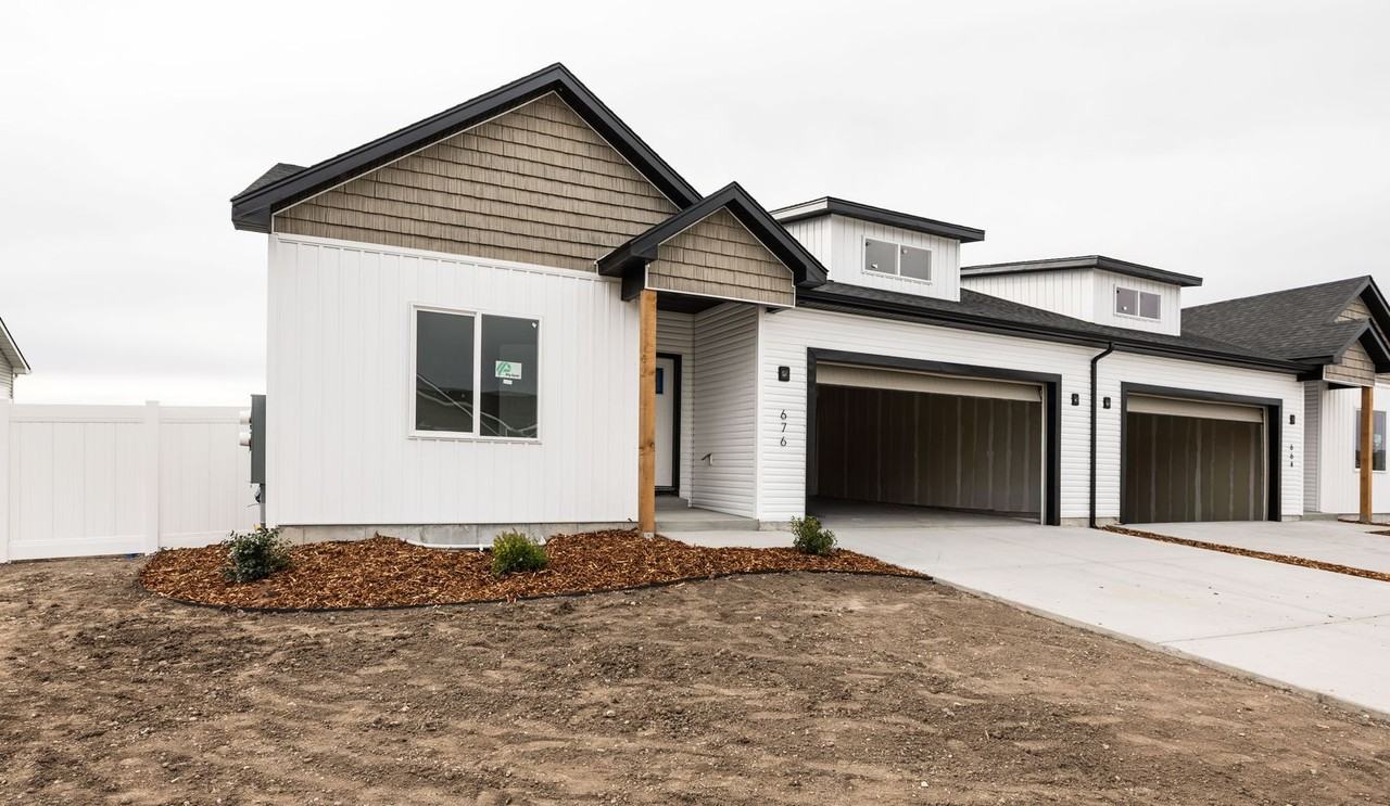 676 S Idaho Ave - Photo 2 of 21