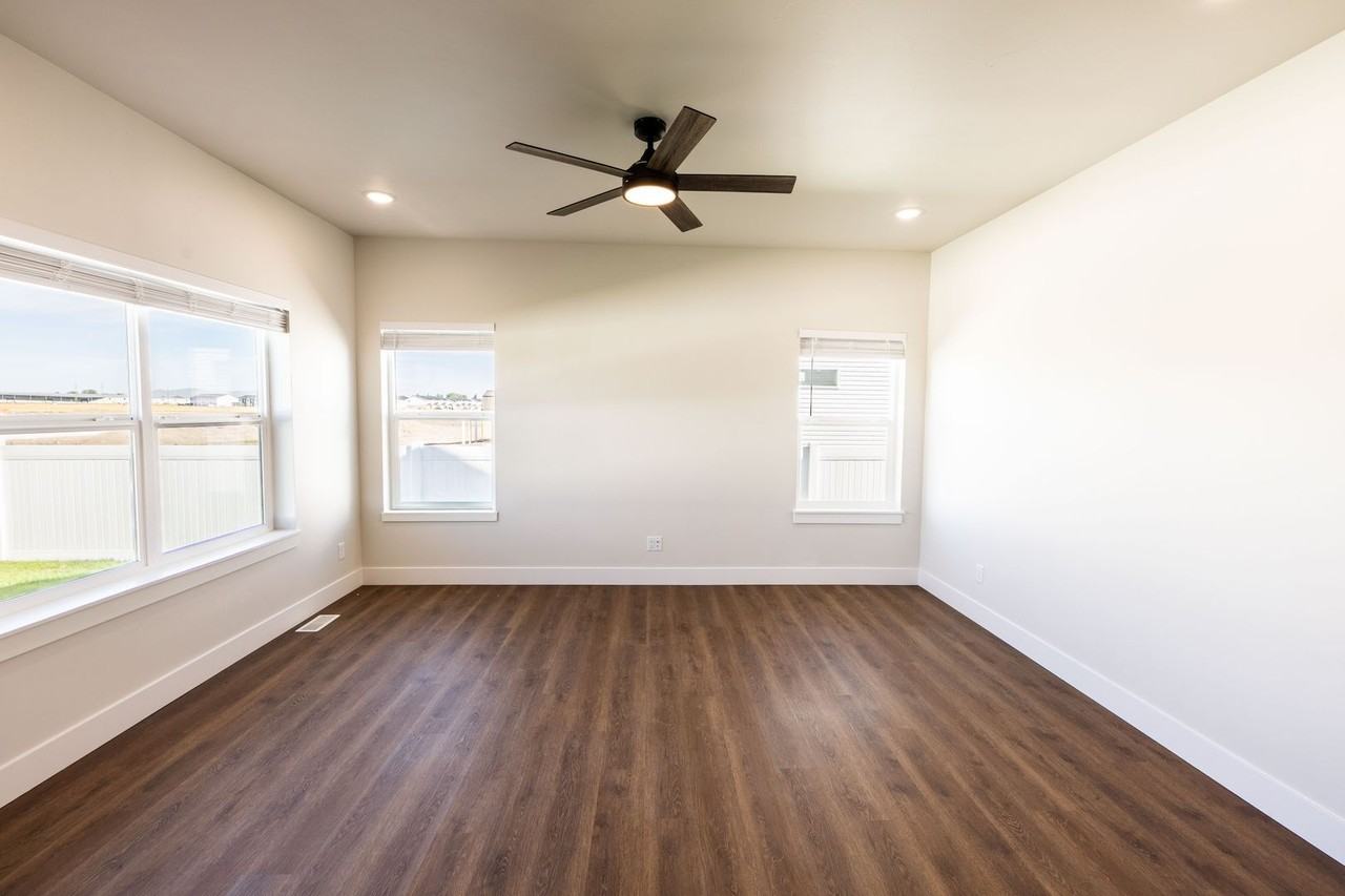 676 S Idaho Ave - Photo 4 of 21