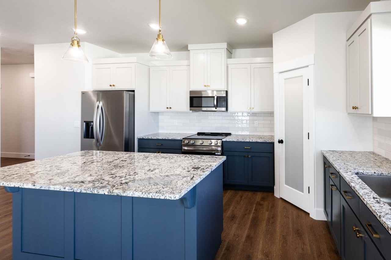 676 S Idaho Ave - Photo 6 of 21