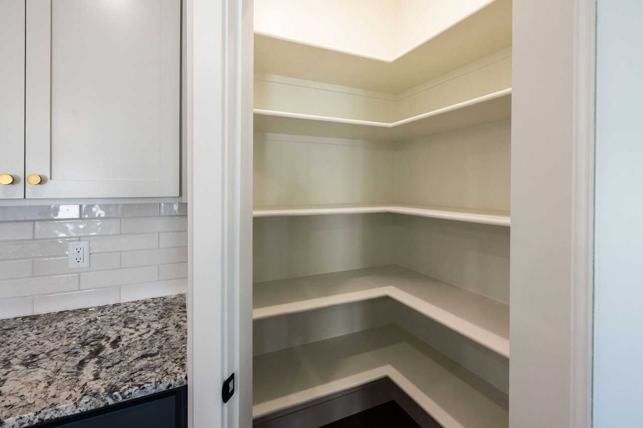 676 S Idaho Ave - Photo 7 of 21