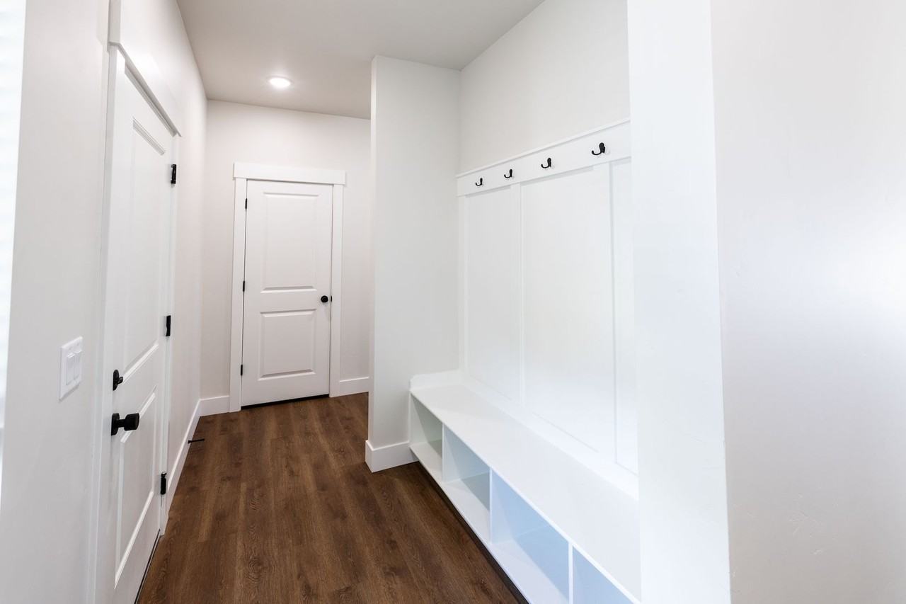 664 S Idaho Ave - Photo 3 of 22