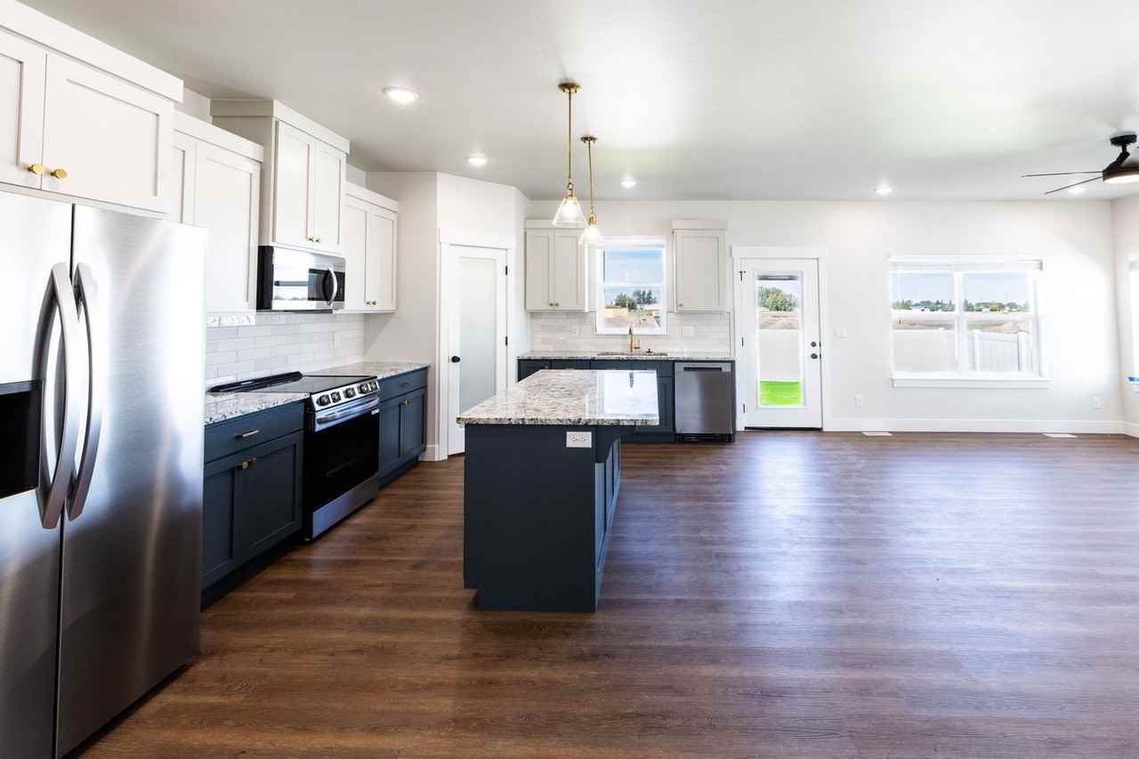 664 S Idaho Ave - Photo 5 of 22
