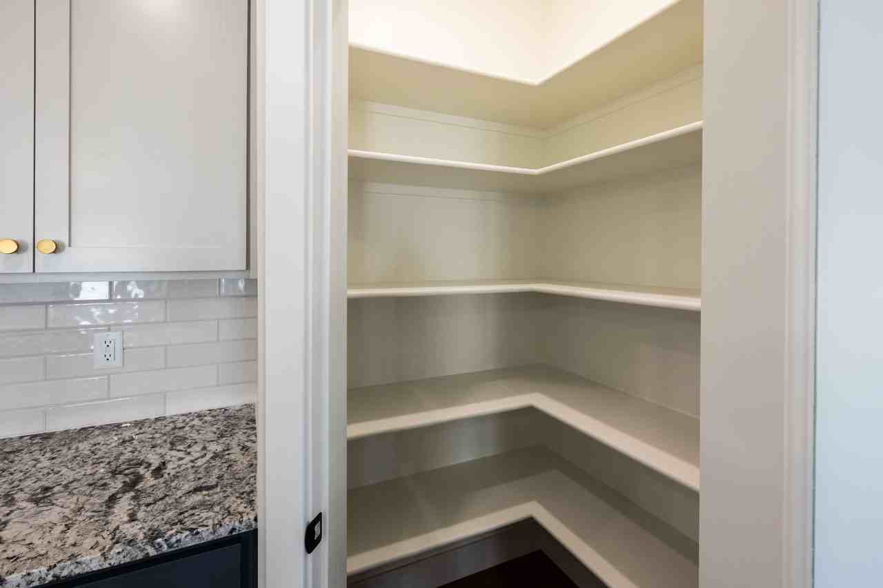 664 S Idaho Ave - Photo 7 of 22