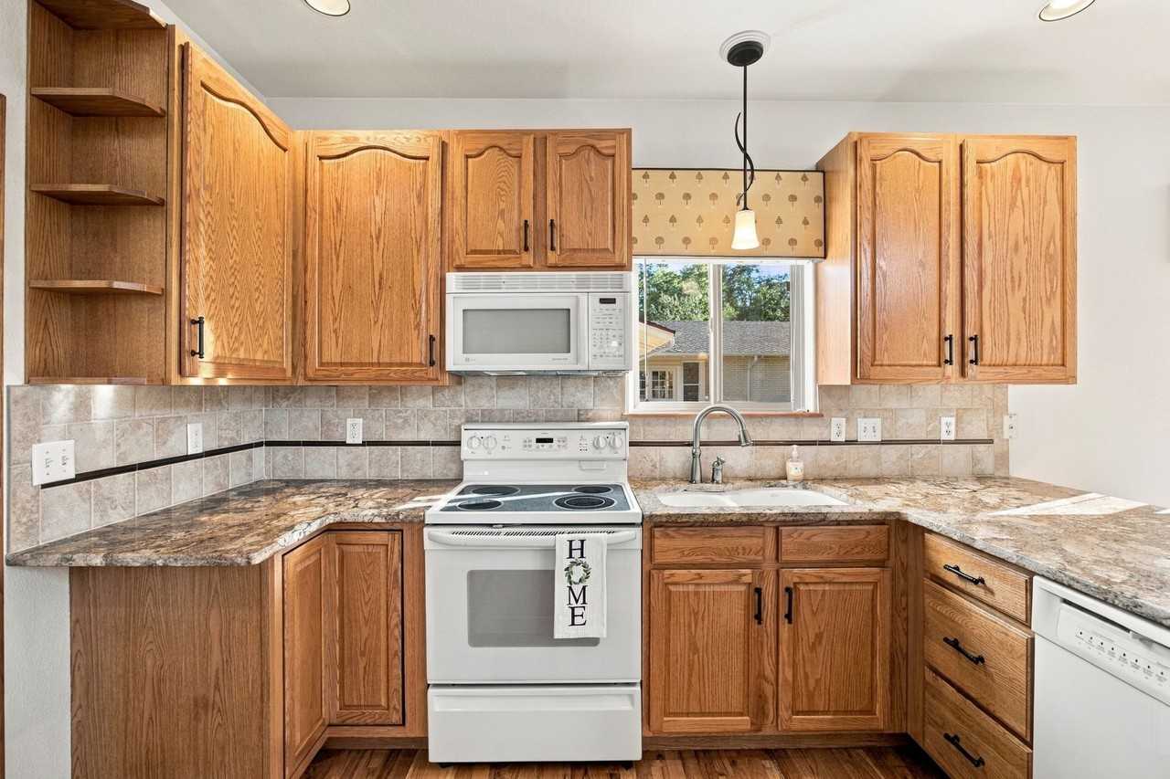 1075 Yank St - Photo 4 of 25