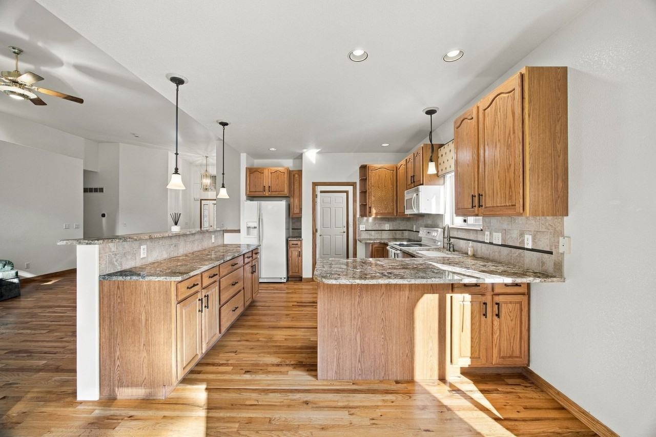 1075 Yank St - Photo 5 of 25