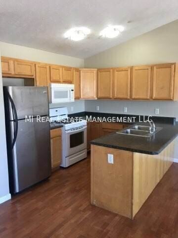 1069 Michigan Ave - Photo 3 of 12